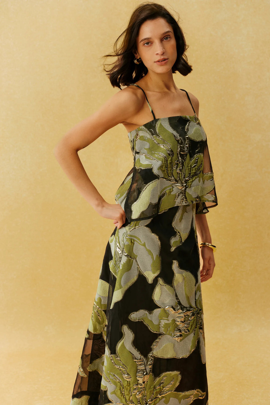 Schwarzes blumiges Chiffon-Midikleid mit Spaghettiträgern