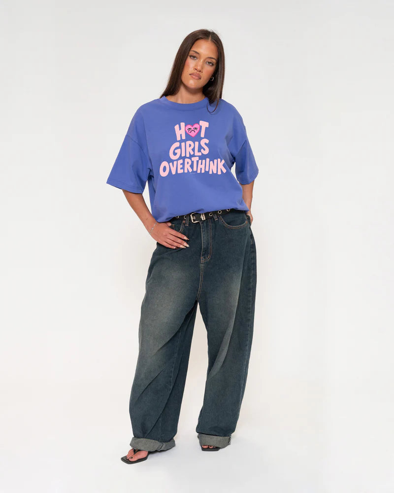 Hot Girls Overthink - T-Shirt