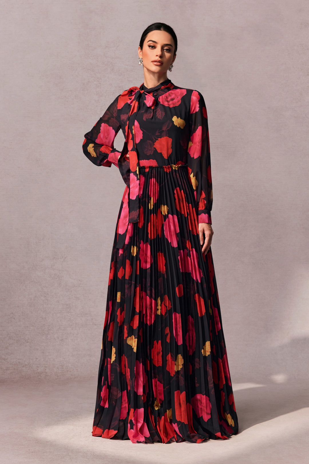 Adela Maxikleid mit Blumenmuster und langen Ärmeln auf Model