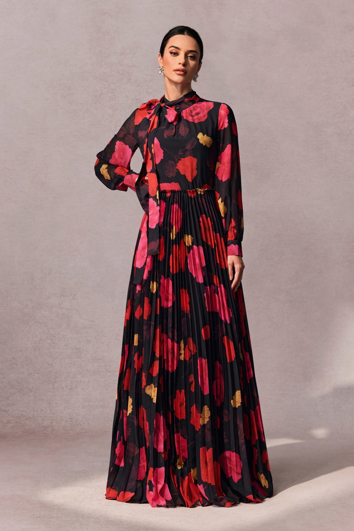 Adela Maxikleid mit Blumenmuster und langen Ärmeln auf Model