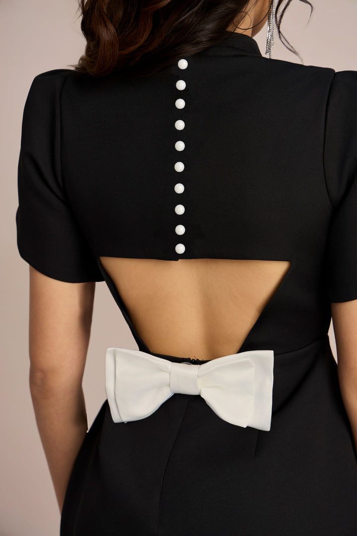 Adela Cut-out Minikleid mit Schleife im Gehen - KYMA
