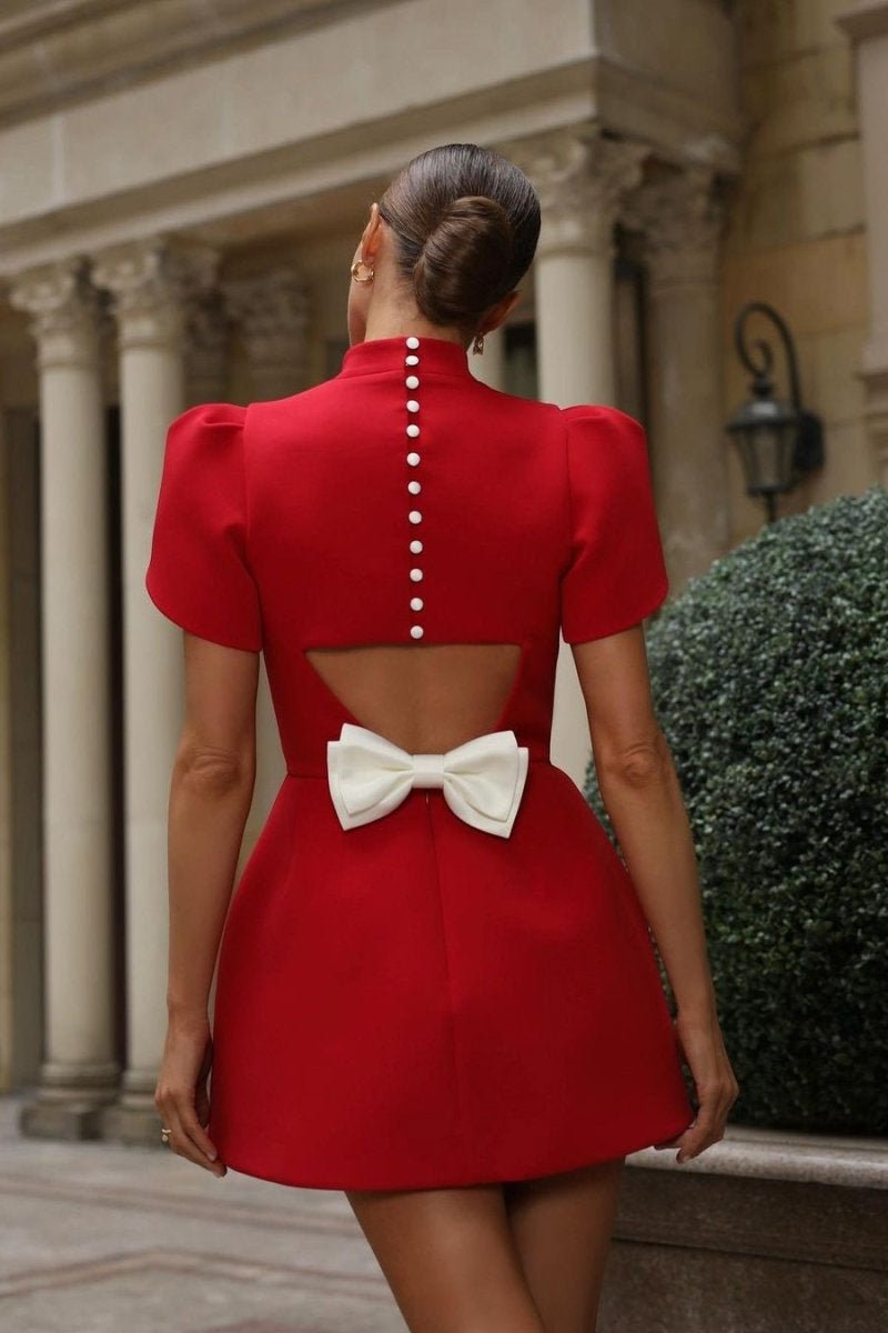 Adela Cut-Out Bowknot Minikleid an Model Seitenansicht - KYMA
