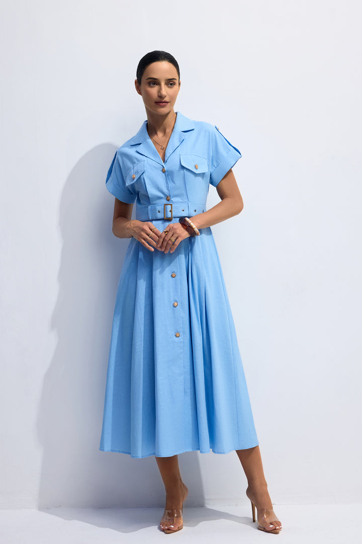 Model trägt das Agatha Midikleid für einen Business Casual Look - KYMA