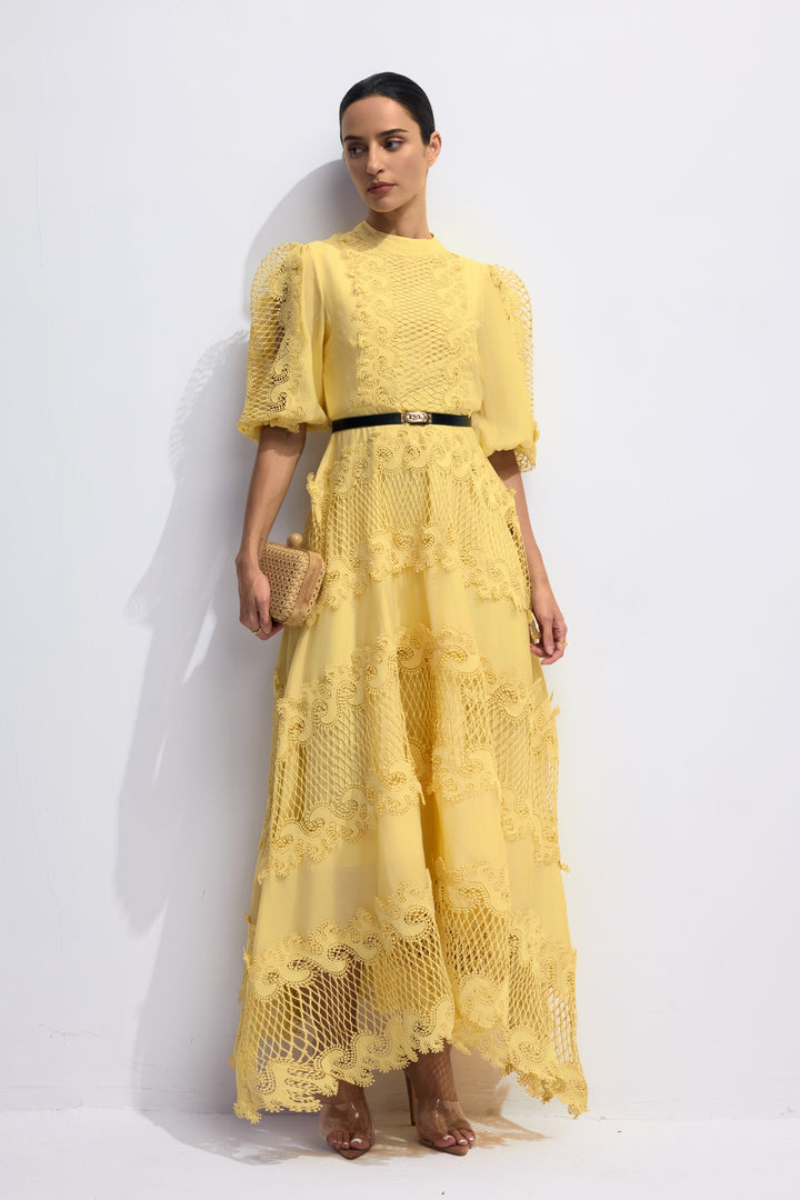 Stoffdetail mit Spitze am Alanna Kleid – KYMA