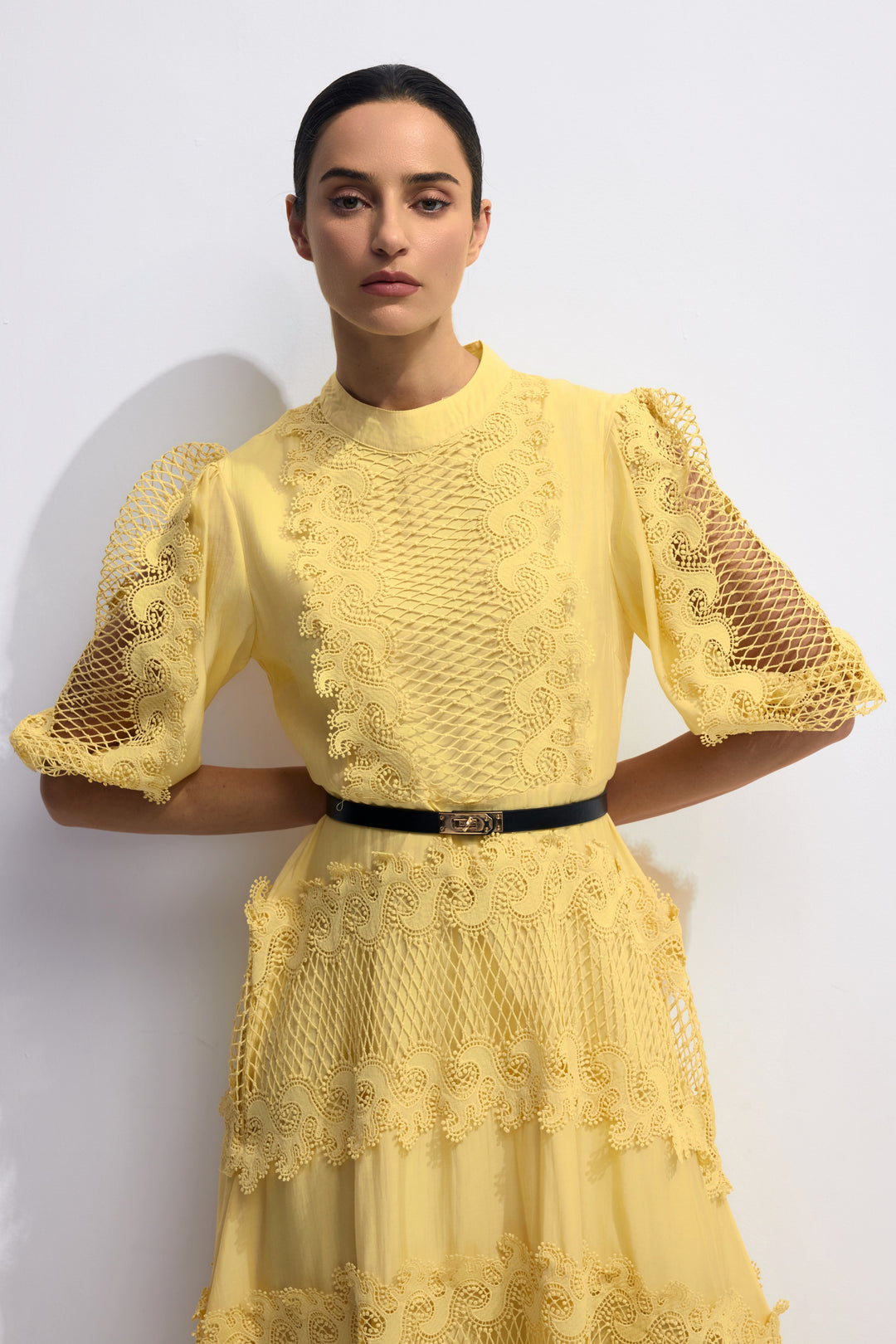 Model trägt das Alanna Spitzen-Maxikleid – KYMA