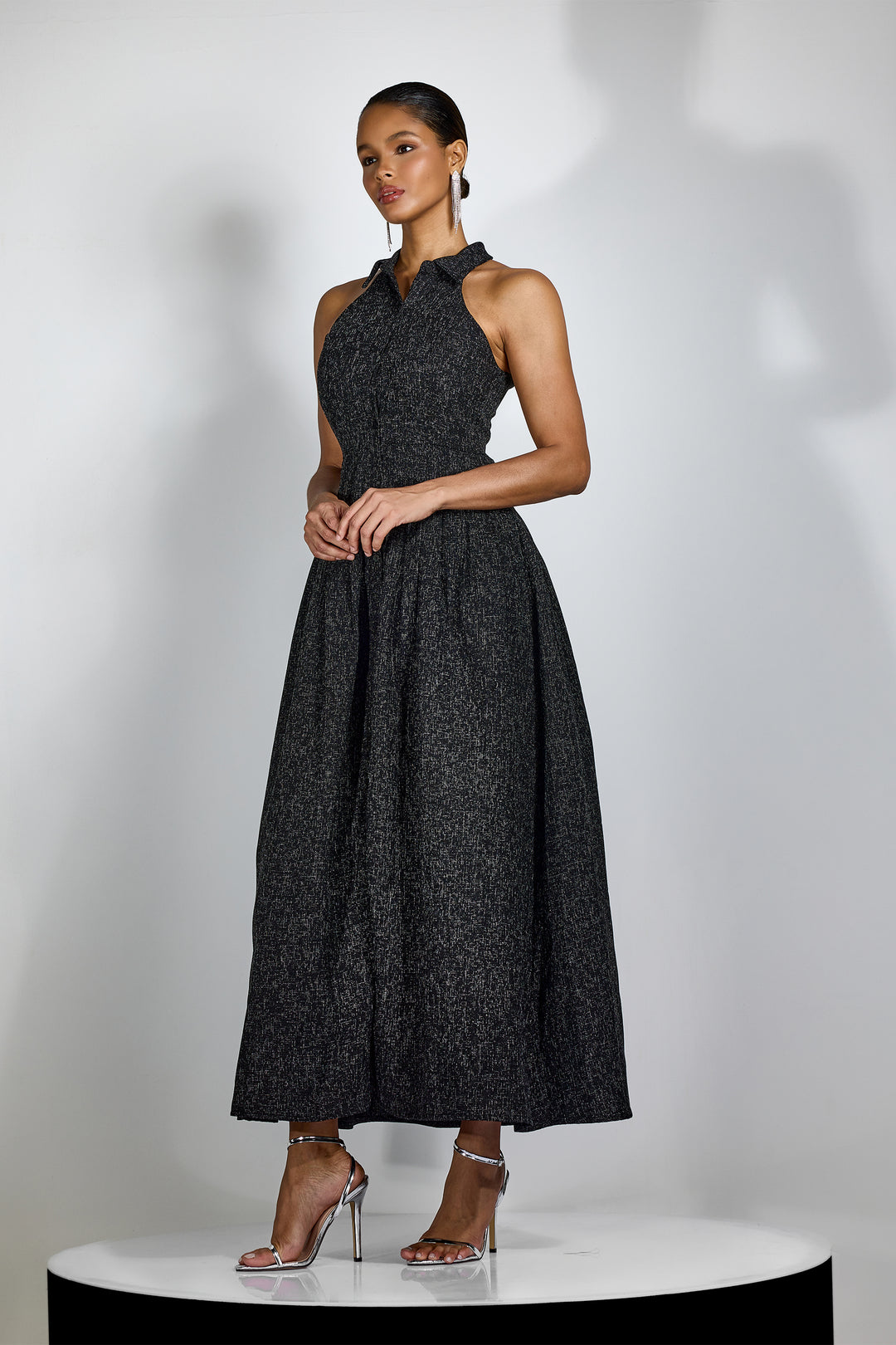 Model mit Alarice Maxikleid bei einer Gartenparty - KYMA