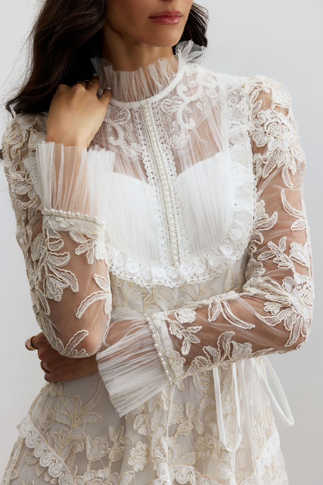 Der elegante Mock-Neck Kragen des Alice Kleides - KYMA