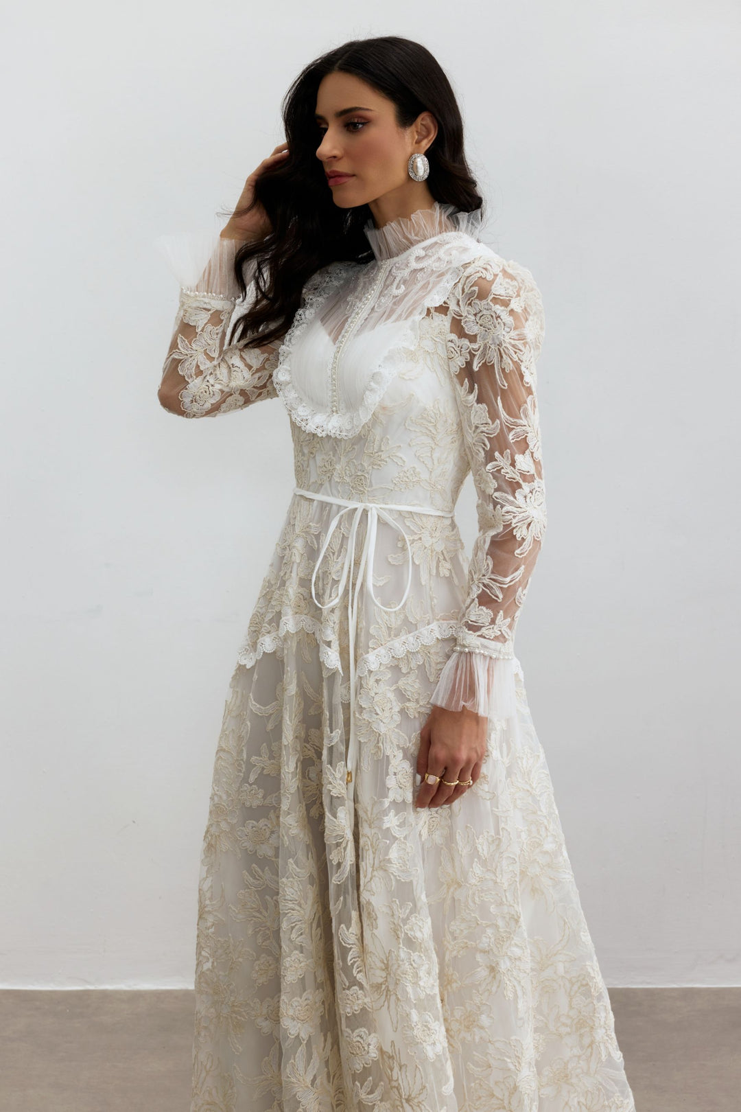 Model trägt das Alice Maxikleid bei einer Hochzeit - KYMA