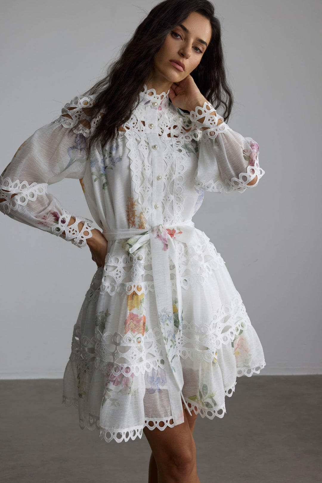 Alice Minikleid mit Blumenmuster und Spitzeneinsätzen Ausschnitt - KYMA