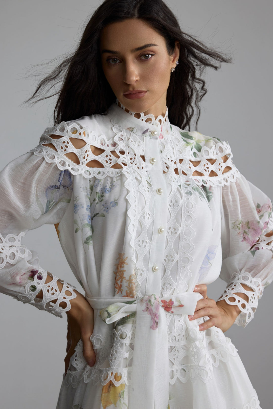 Alice Minikleid mit Blumenmuster und Spitzeneinsätzen Modelansicht 1 - KYMA