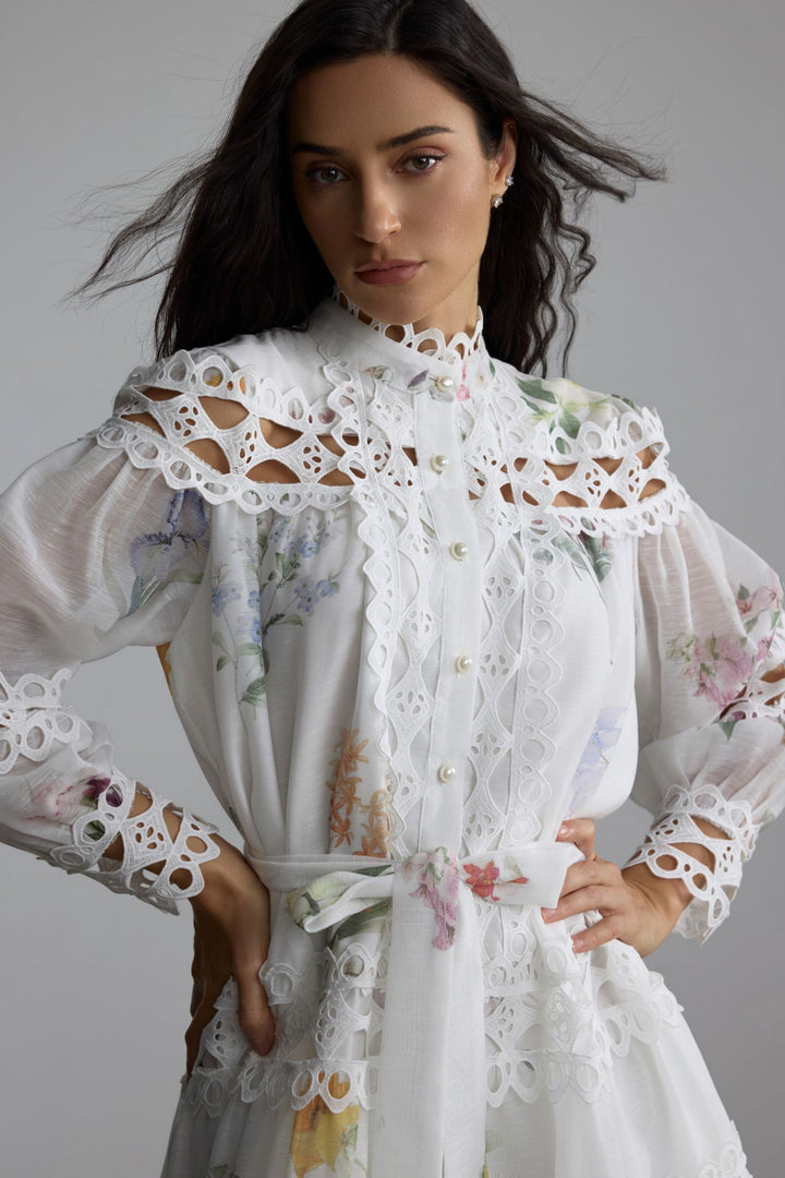 Alice Minikleid mit Blumenmuster und Spitzeneinsätzen Modelansicht 1 - KYMA