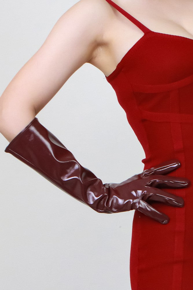 Nahaufnahme der PU-Lederhandschuhe mit Nahtdetails - KYMA