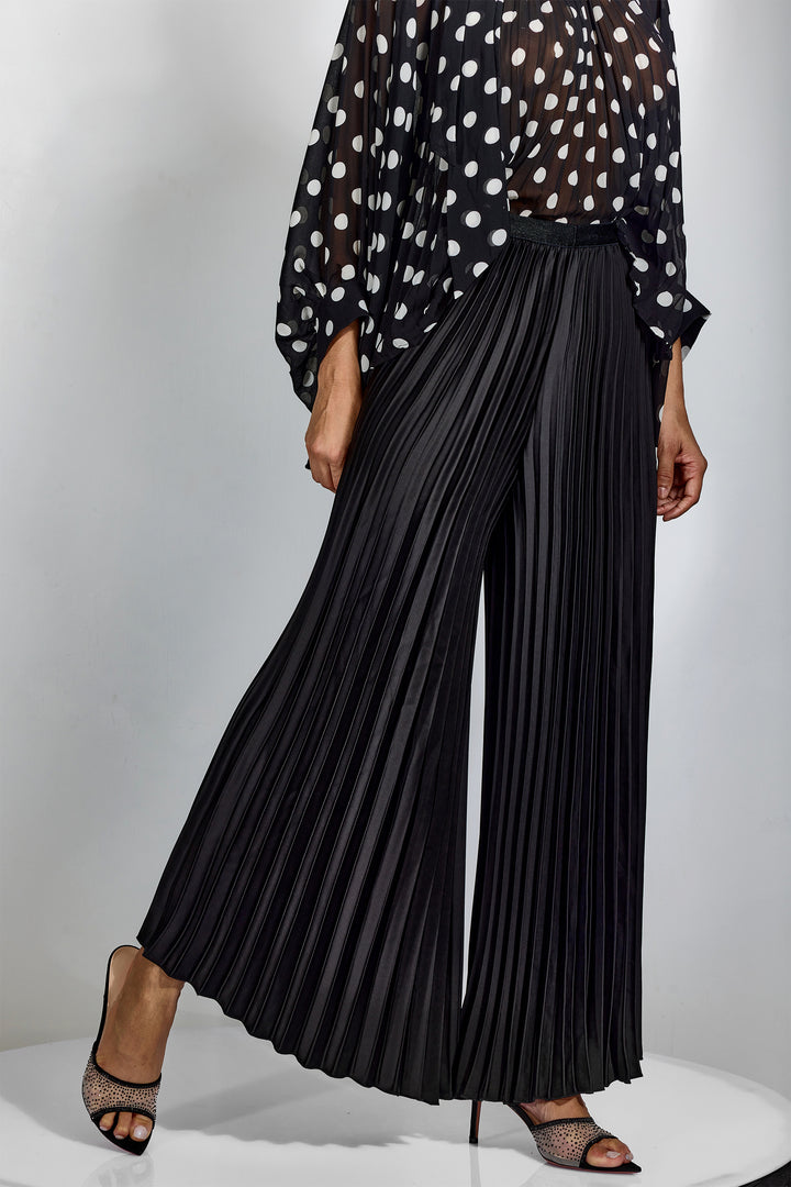 Alma Plisseehose mit weitem Bein und hohem Bund in Braun, von der Seite