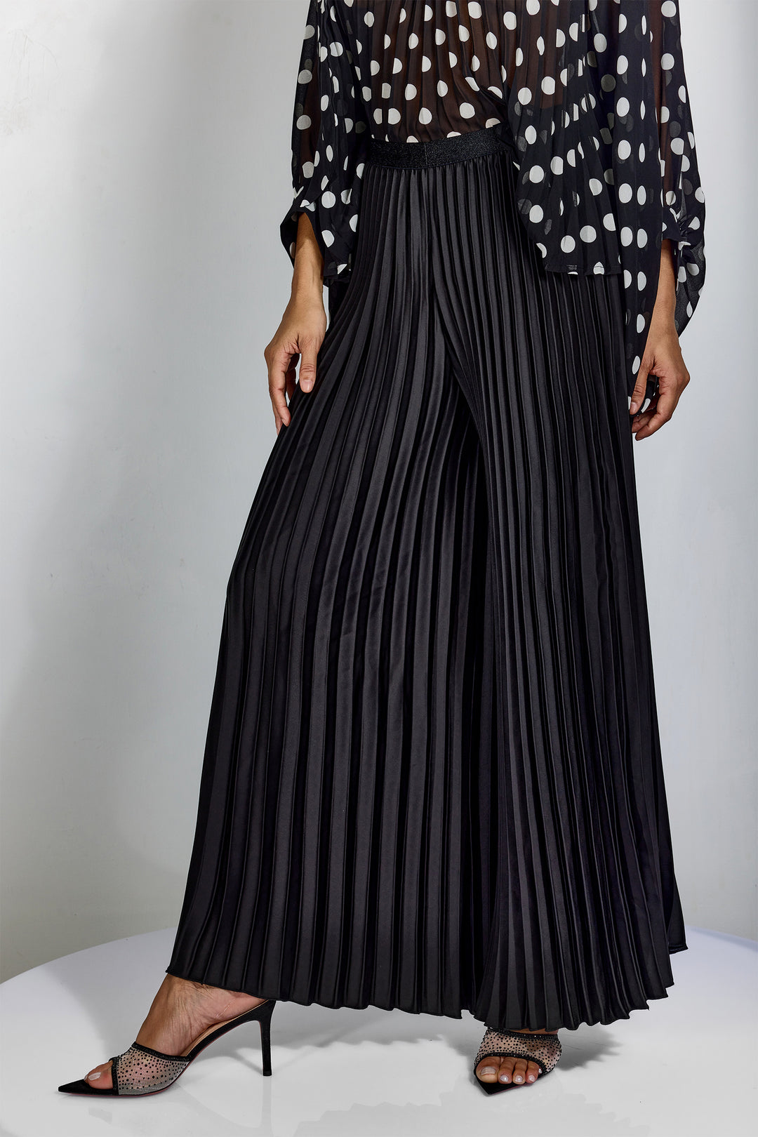Alma Plisseehose mit weitem Bein und hohem Bund in Braun, Detail der Plissees