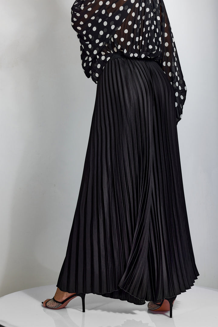 Alma Plisseehose mit weitem Bein und hohem Bund in Braun, Detail des Stoffs