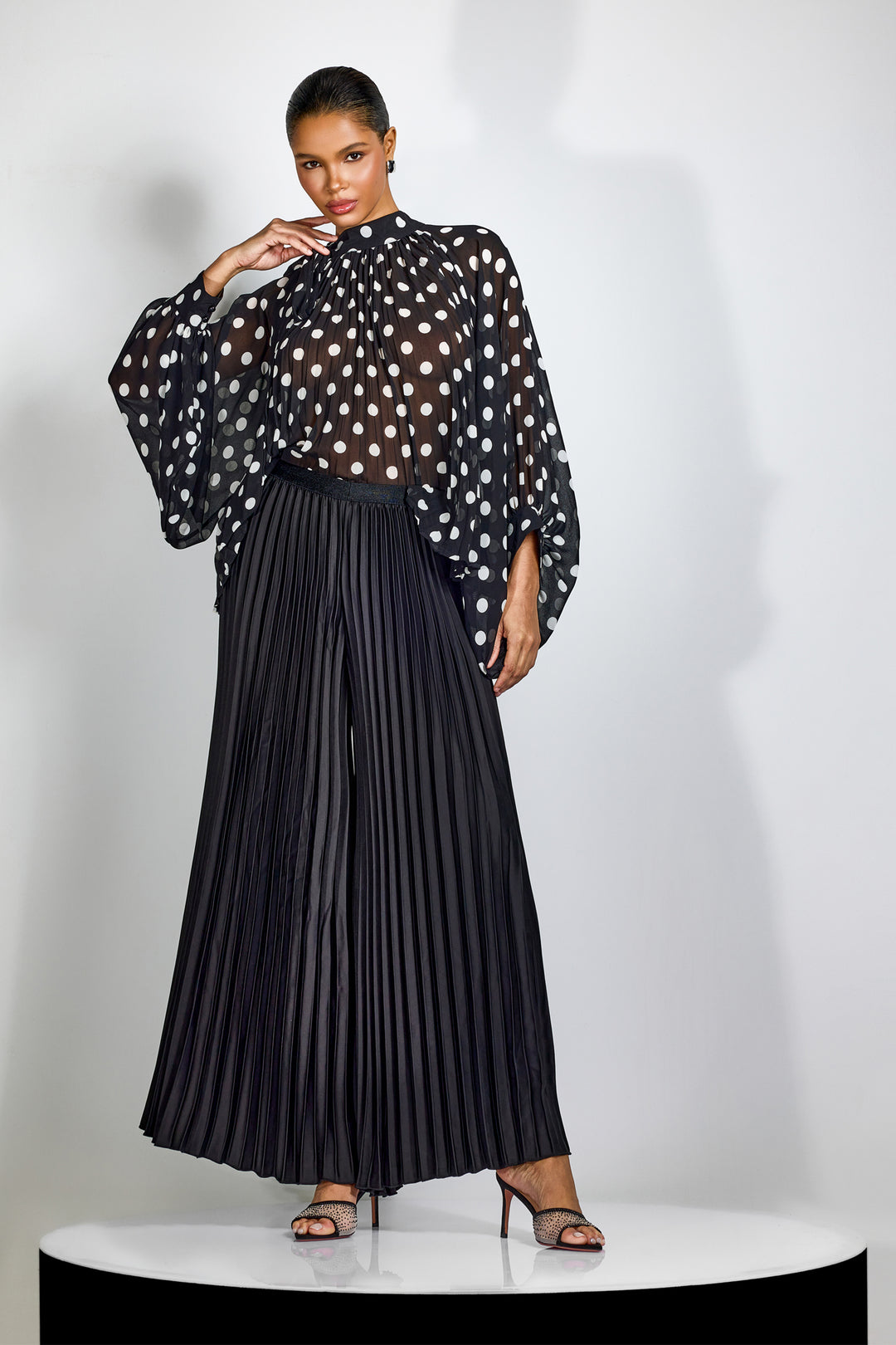 Styling-Beispiel: Alma Plisseehose mit weitem Bein und hohem Bund mit einem weißen Top