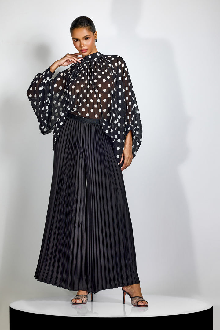 Styling-Beispiel: Alma Plisseehose mit weitem Bein und hohem Bund mit einem weißen Top