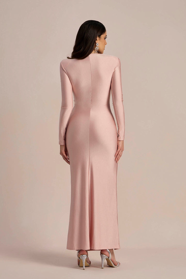 Detail des Wickelausschnitts am Amanda Kleid – KYMA