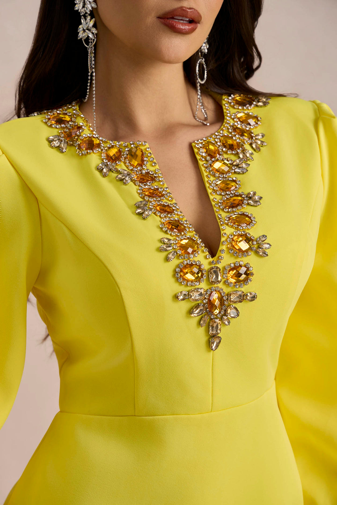 Detail der Kristallverzierungen am Amelia Minikleid - KYMA