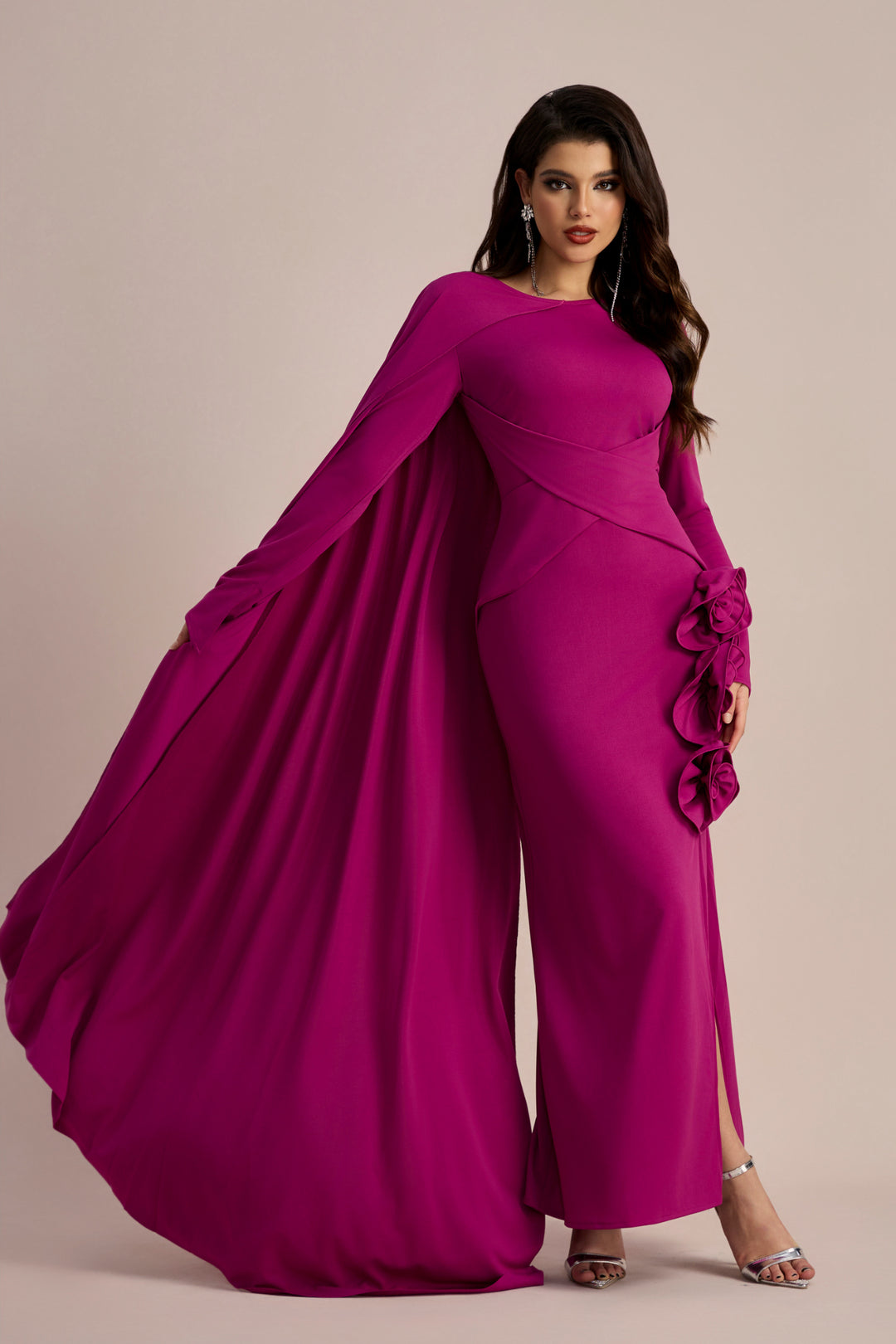 Anastasia Maxikleid mit Blumen-Cape und Schlitz - KYMA
