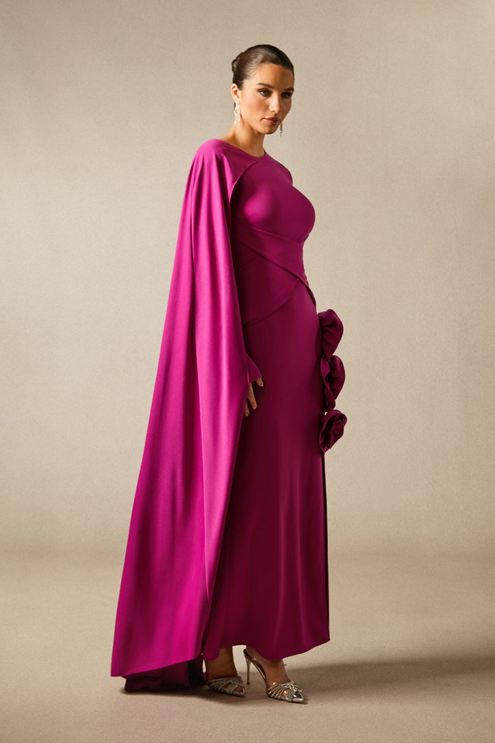 Anastasia fließendes Maxikleid mit Blumen-Cape – KYMA