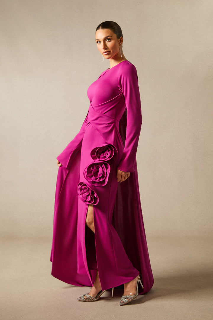 Anastasia fließendes Maxikleid mit Blumen-Cape – KYMA