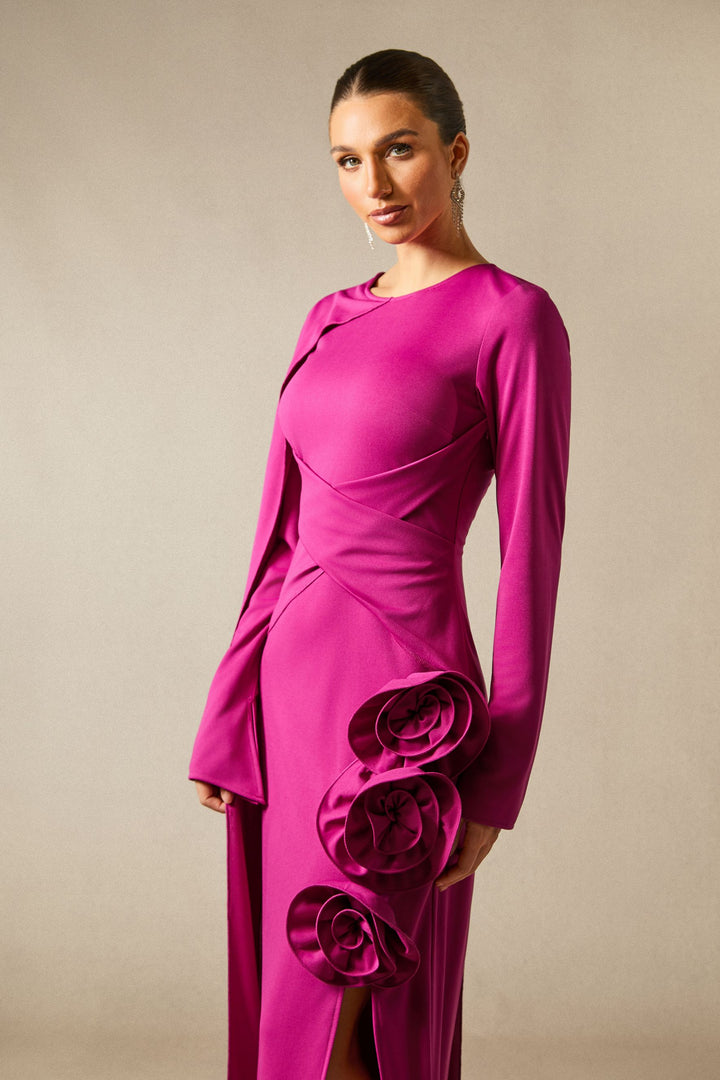 Anastasia fließendes Maxikleid mit Blumen-Cape – KYMA