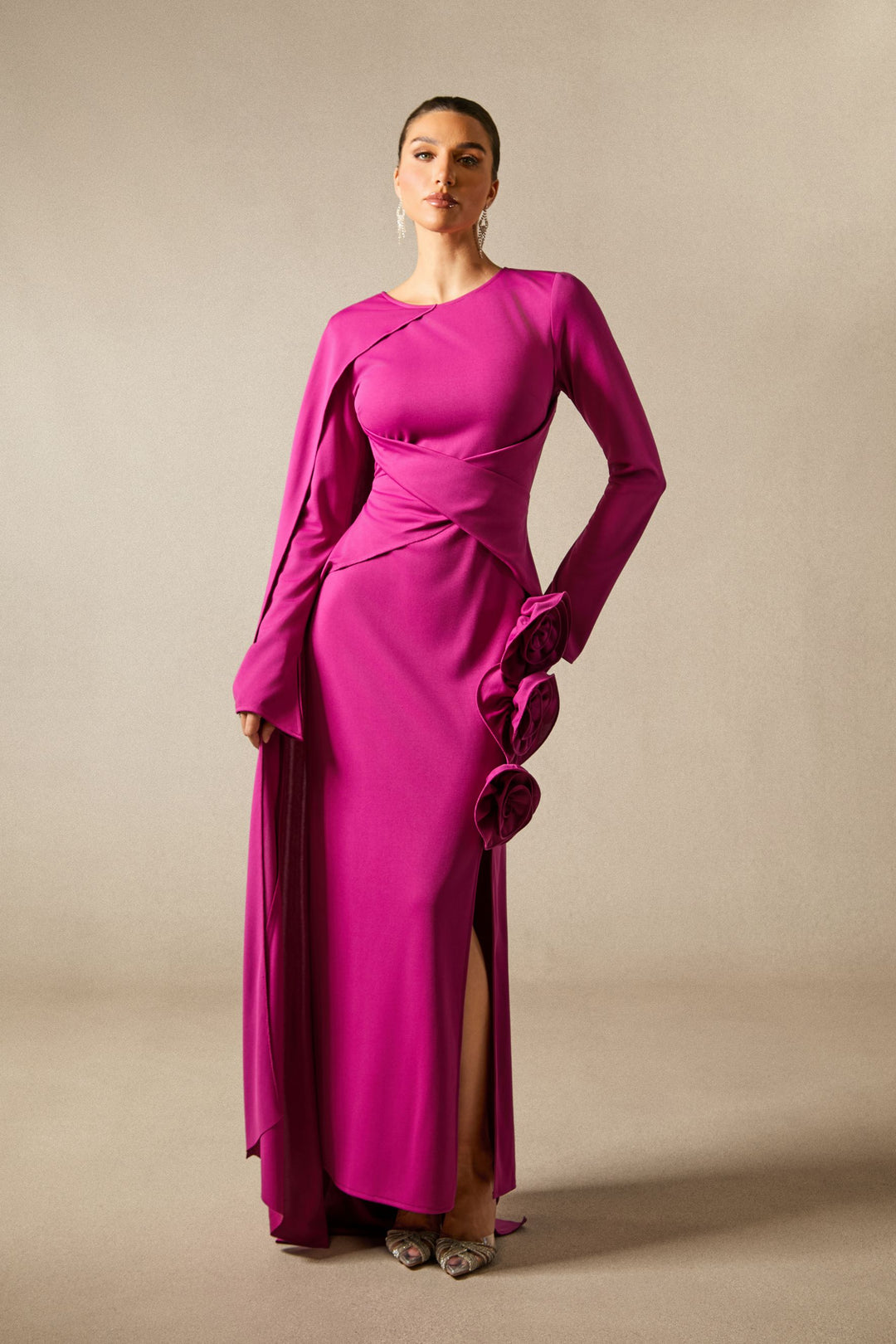 Anastasia fließendes Maxikleid mit Blumen-Cape – KYMA