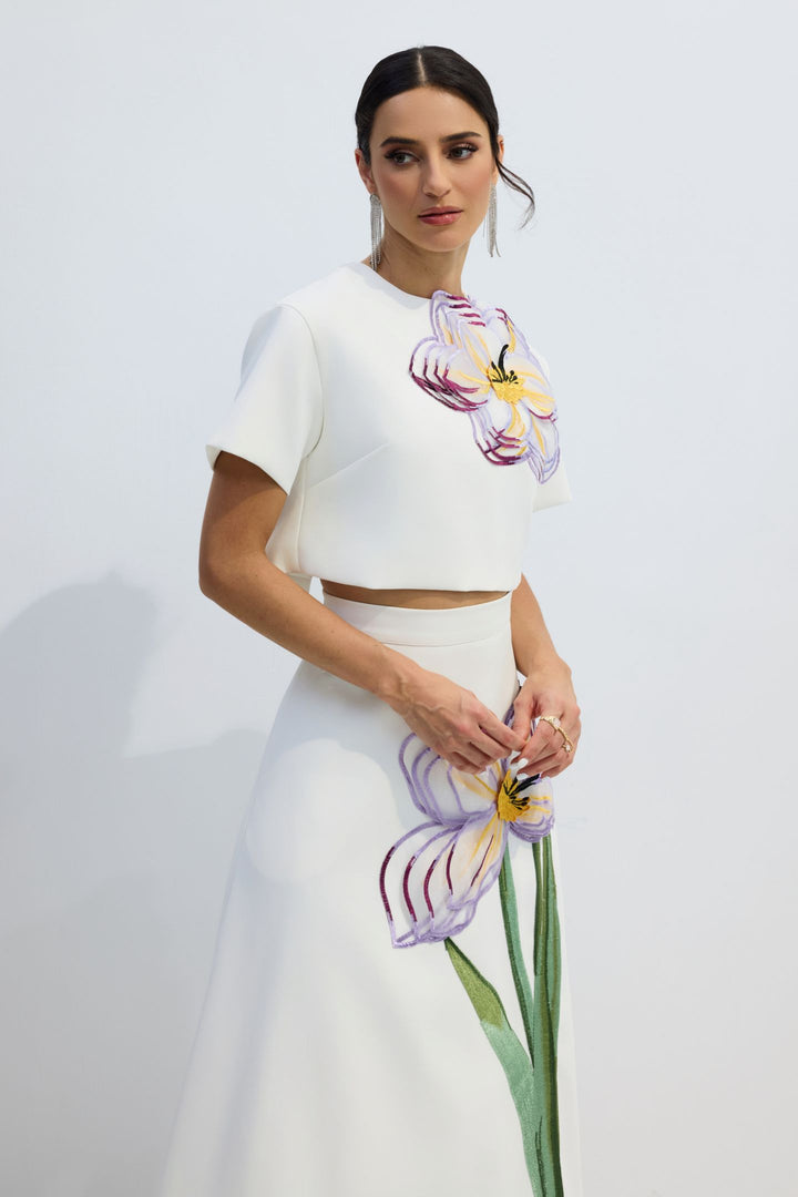 Angelica Blumen-Applikations-Kurzarm-Oberteil & Rock-Set Ganzkörperansicht – KYMA