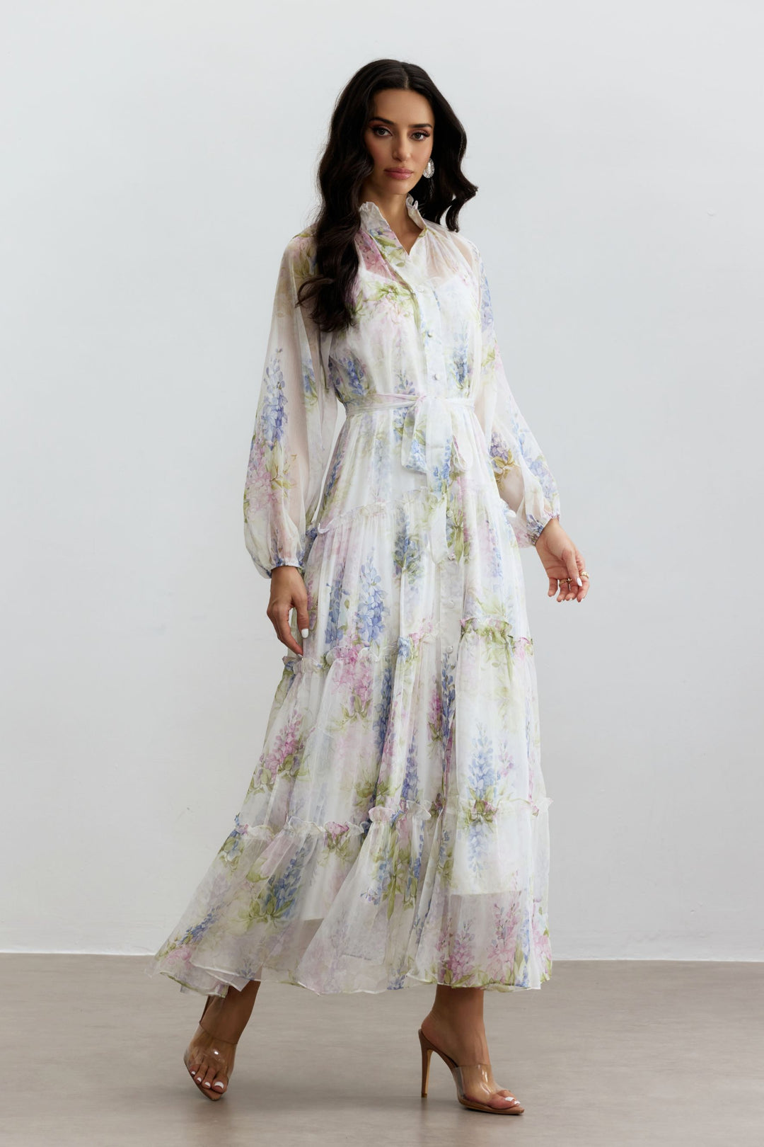 Model trägt das Angelica Blumenprint Kleid bei einer Gartenhochzeit - KYMA