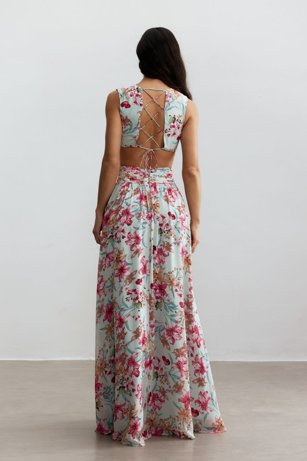 Das Anila Maxikleid bei einer Gartenparty - KYMA