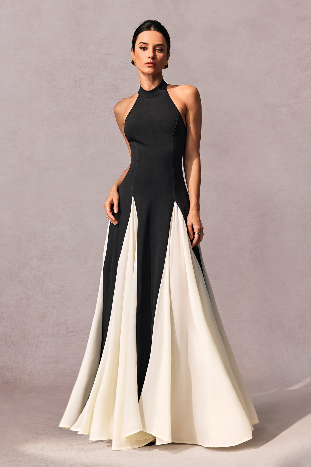Anna Halterneck-Maxikleid mit Kontrastpaneelen Vorderansicht