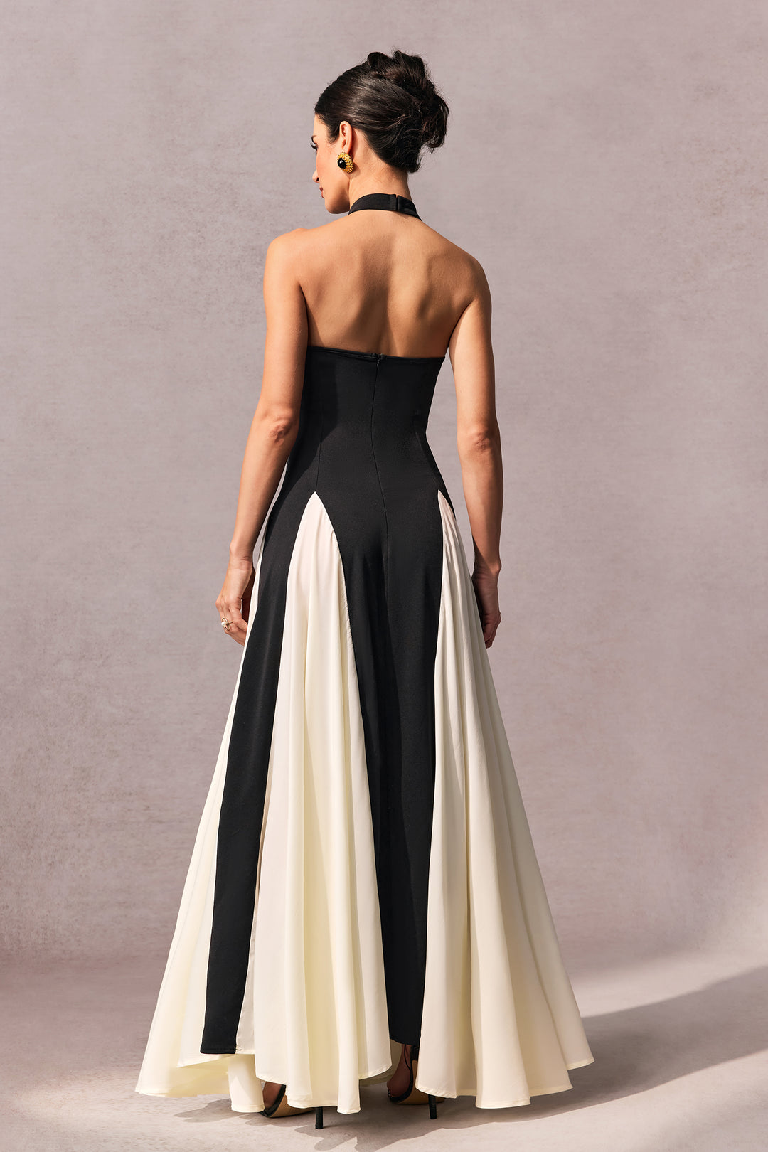 Anna Halterneck-Maxikleid mit Kontrastpaneelen Detail