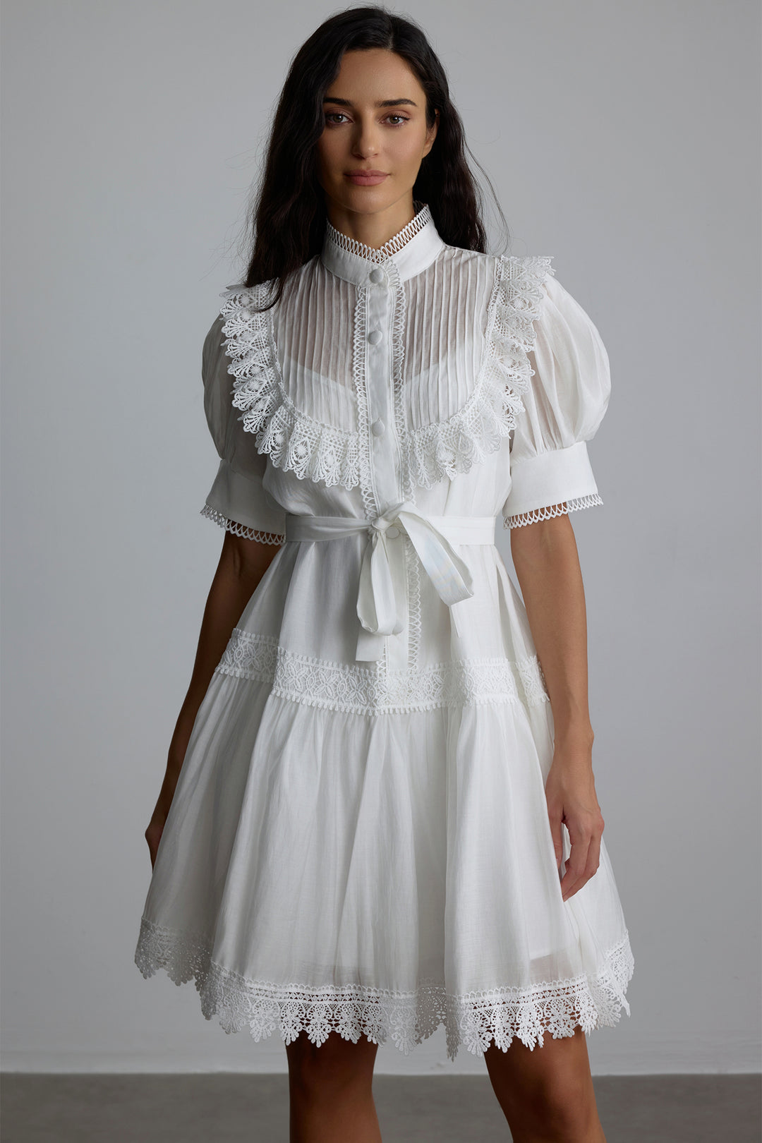 Annette Mini-Kleid mit Spitze und Puffärmeln Vorderansicht - KYMA