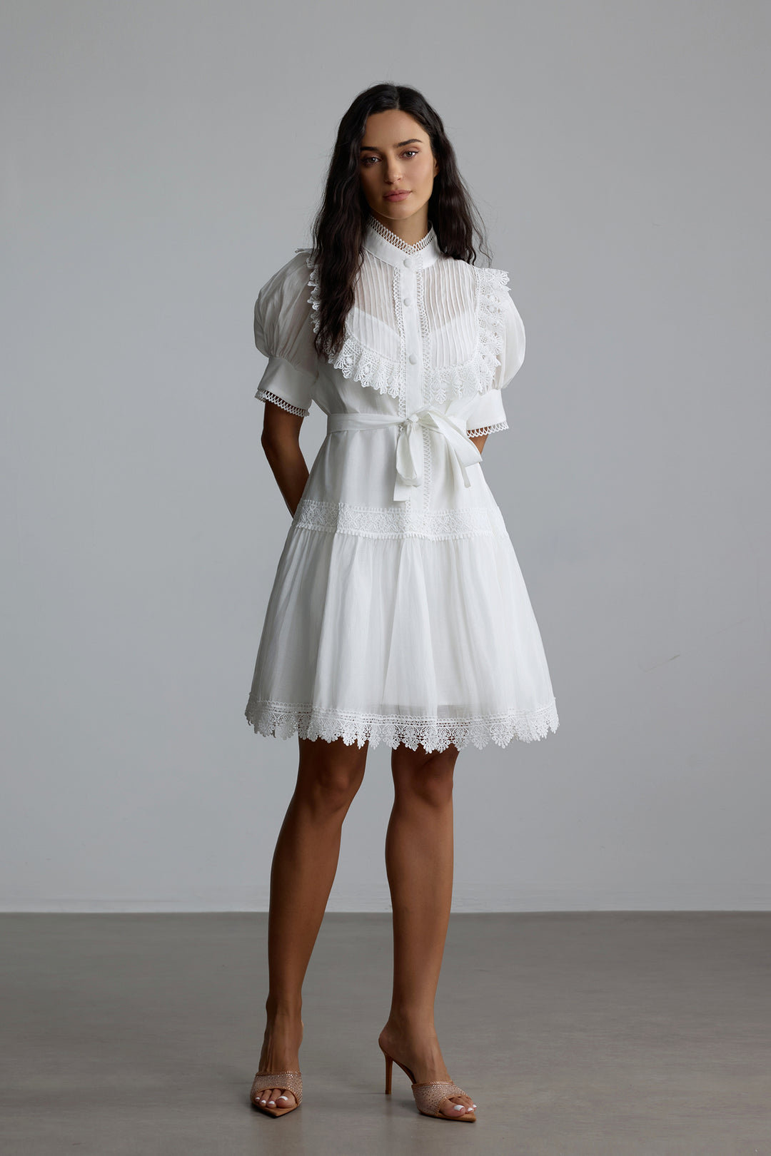 Annette Mini-Kleid mit Spitze und Puffärmeln Ärmelansicht - KYMA