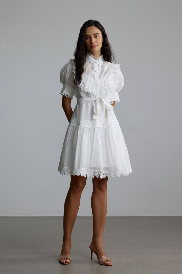 Annette Mini-Kleid mit Spitze und Puffärmeln Ärmelansicht - KYMA