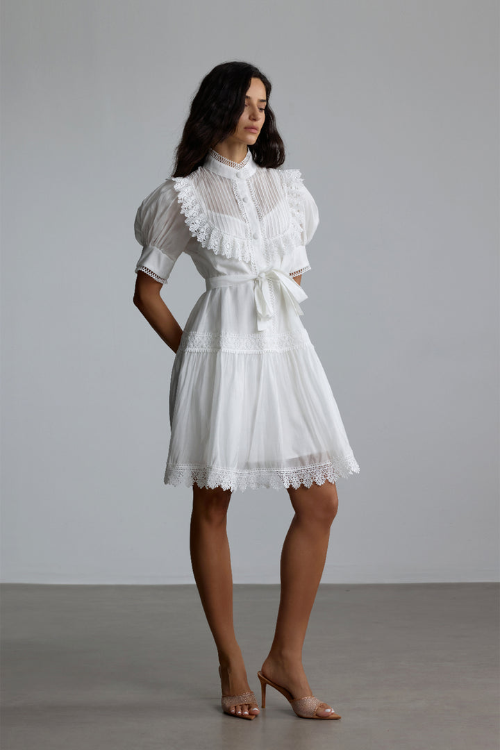 Annette Mini-Kleid mit Spitze und Puffärmeln Rückenansicht - KYMA