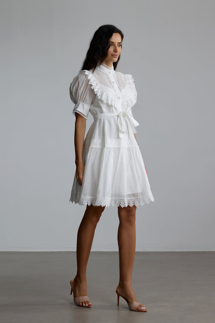 Annette Mini-Kleid mit Spitze und Puffärmeln Model stehend - KYMA