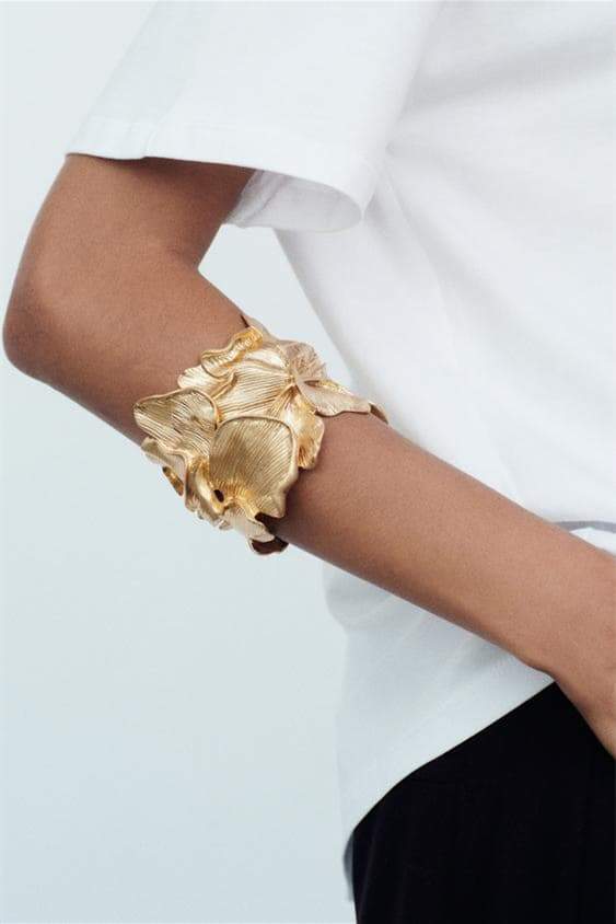 Armband mit metallisch texturierten Blumen Nahaufnahme - KYMA