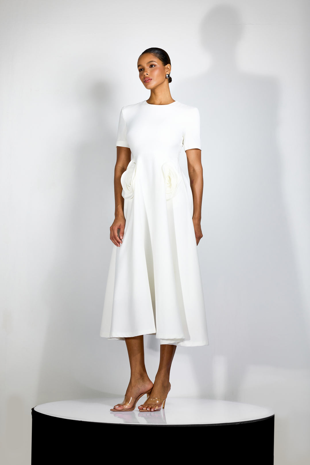 Ava MIDIKLEID MIT BLUMENAPPLIKATIONEN UND KURZEN ÄRMELN