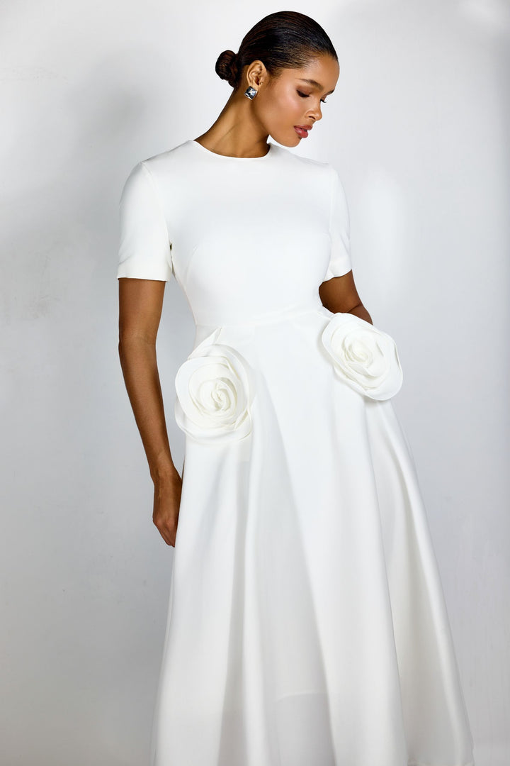 Ava MIDIKLEID MIT BLUMENAPPLIKATIONEN UND KURZEN ÄRMELN
