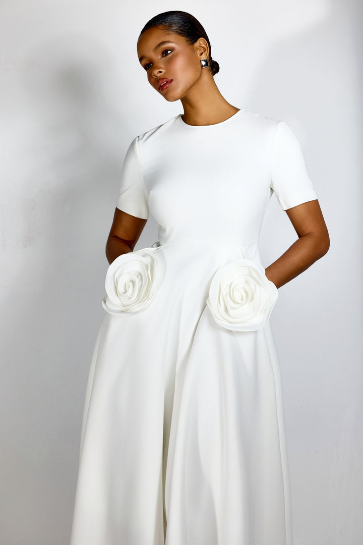 Ava MIDIKLEID MIT BLUMENAPPLIKATIONEN UND KURZEN ÄRMELN