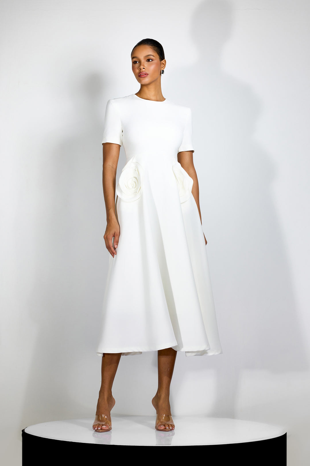 Ava Midikleid mit Blumenapplikation und kurzen Ärmeln, Vorderansicht - KYMA