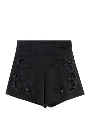 Das Blumenmuster der Stickerei auf den Shorts - KYMA