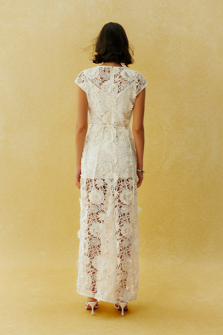 Before the First Kiss Weißes Maxikleid aus Blumen-Spitze mit Flügelärmeln - Gürtel Detail