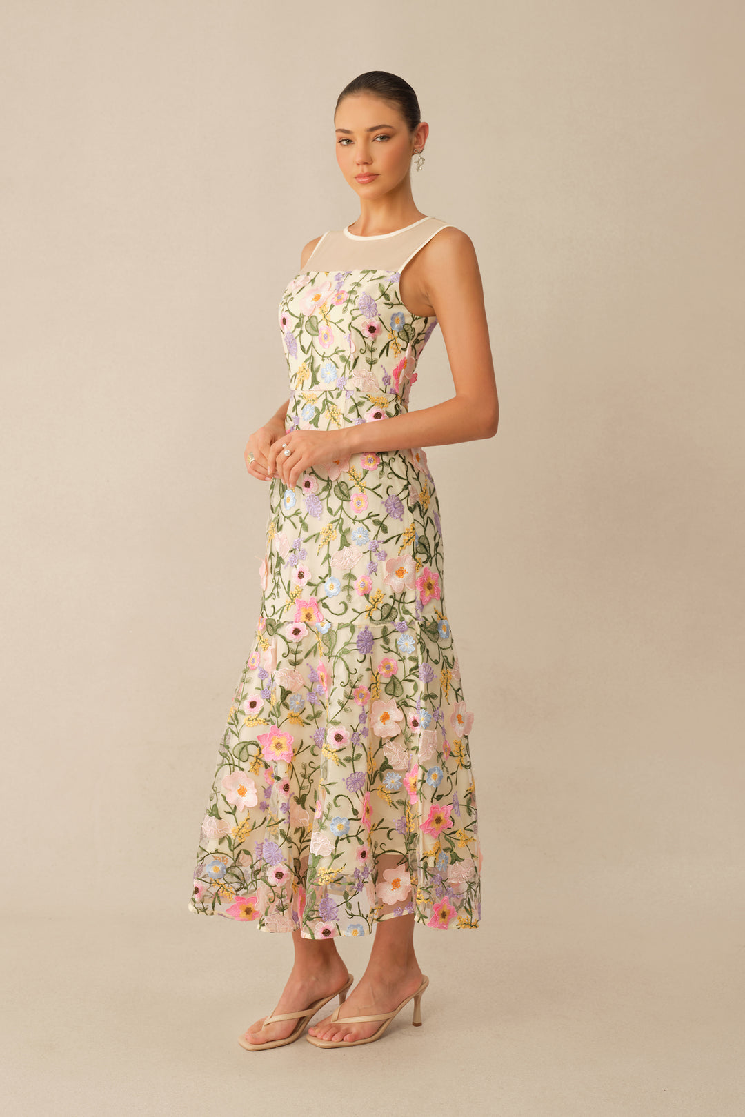 Model trägt das beigefarbene Blumenstickerei-Kleid - KYMA
