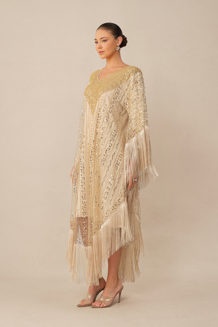 Model trägt das beige Pailletten-Fransen-Maxikleid - KYMA