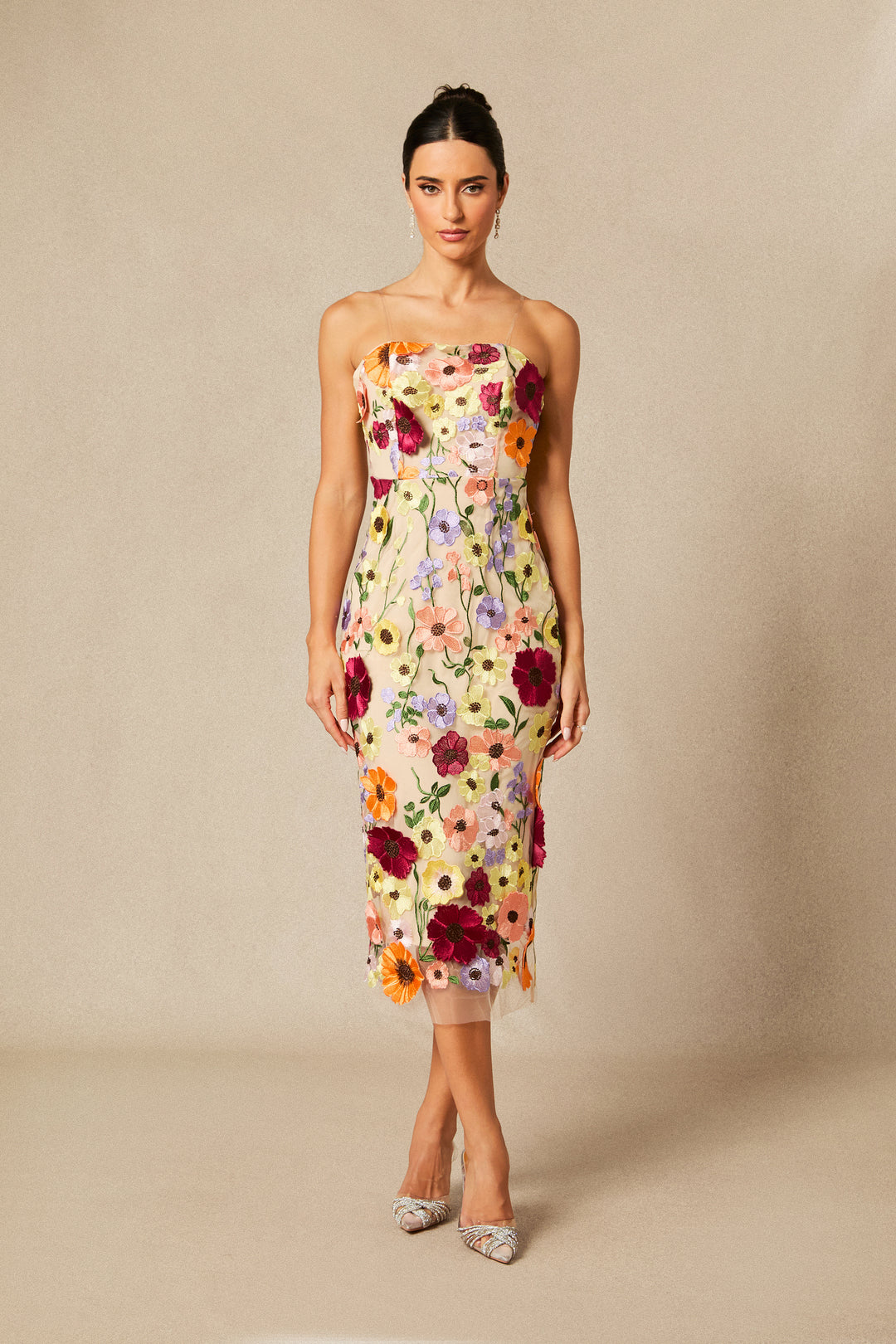 Belle besticktes trägerloses Midi-Kleid mit Blumenmuster, das auf einem Model getragen wird - KYMA