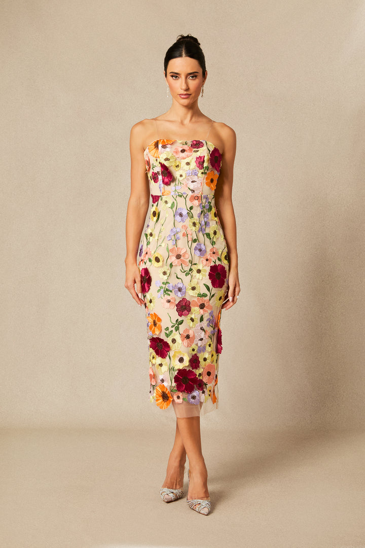 Belle besticktes trägerloses Midi-Kleid mit Blumenmuster, das auf einem Model getragen wird - KYMA