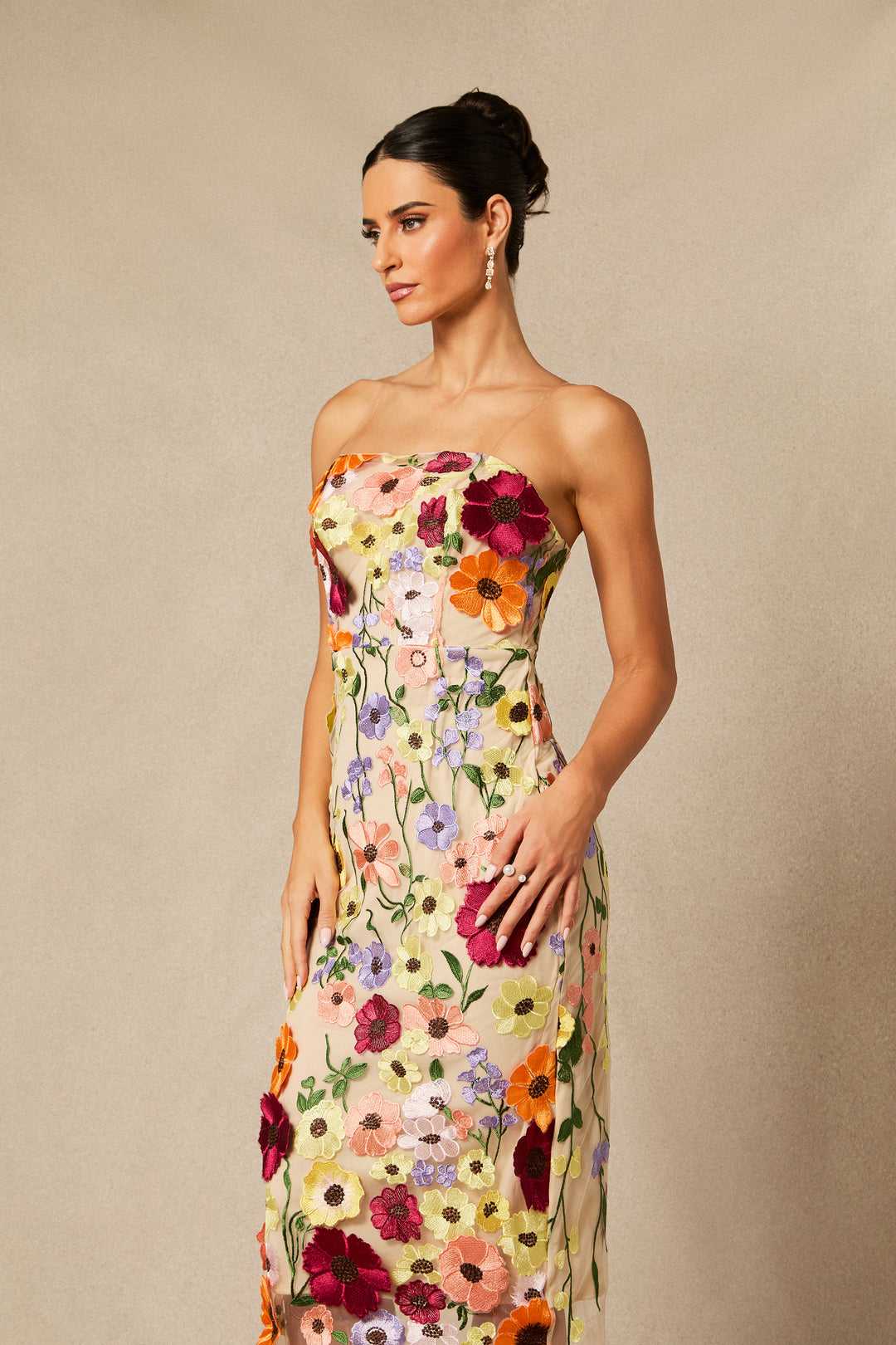 Belle Midi-Kleid in einer stehenden Pose - KYMA